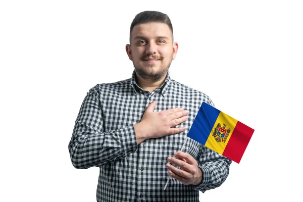 Hombre Blanco Sosteniendo Una Bandera Moldavia Sostiene Mano Sobre Corazón — Foto de Stock