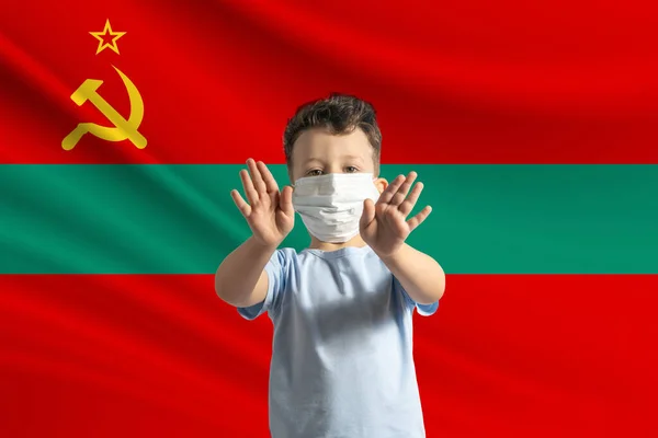 Kleiner Weißer Junge Mit Schutzmaske Auf Dem Hintergrund Der Flagge — Stockfoto