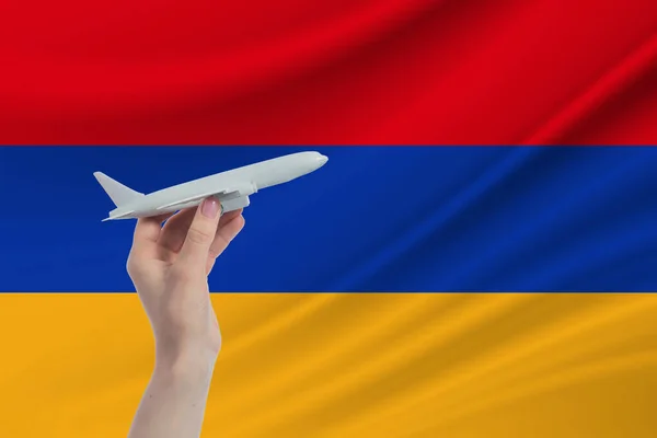 Avião Mãos Com Bandeira Nacional Armênia Viajar Para Armênia — Fotografia de Stock