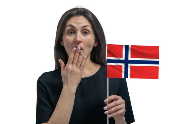 Feliz Joven Blanca Sosteniendo Bandera Noruega Cubre Boca Con Mano —  Fotos de Stock