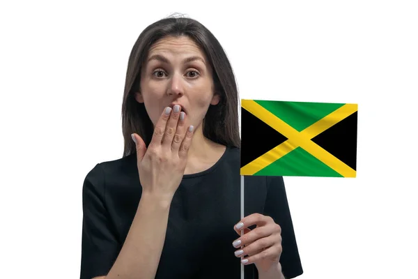 Szczęśliwa Młoda Biała Kobieta Trzymająca Flagę Jamajki Zakrywająca Usta Dłonią — Zdjęcie stockowe