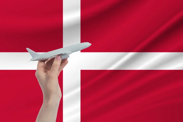 Flugzeug Der Hand Mit Der Dänischen Nationalflagge Reisen Nach Dänemark — Stockfoto