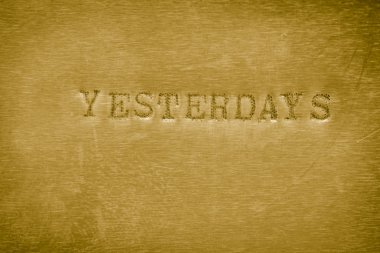 Metalik arka plan üzerinde basılı kelime geçen günlere