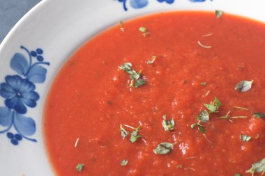 Otlar ile domates çorbası