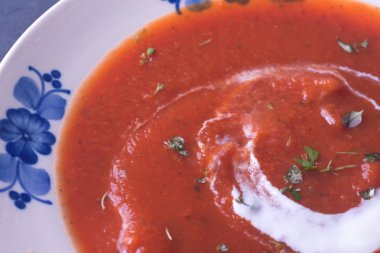 Otlar ile domates çorbası