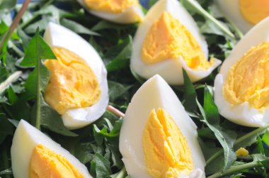 tabağa haşlanmış yumurta