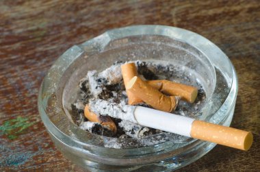 Sigara kül tablası içinde