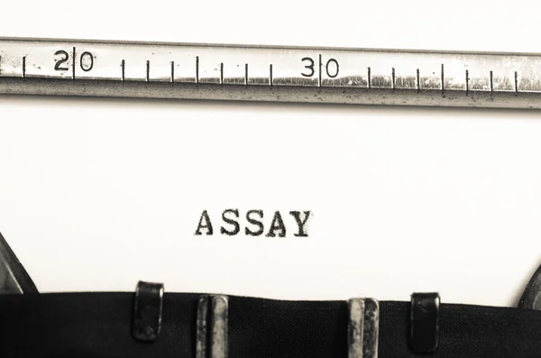 Ensaio da palavra datilografada na máquina de escrever velha — Fotografia de Stock