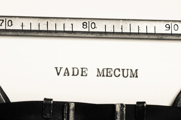 Palabras vade mecum mecanografiado en la vieja máquina de escribir —  Fotos de Stock