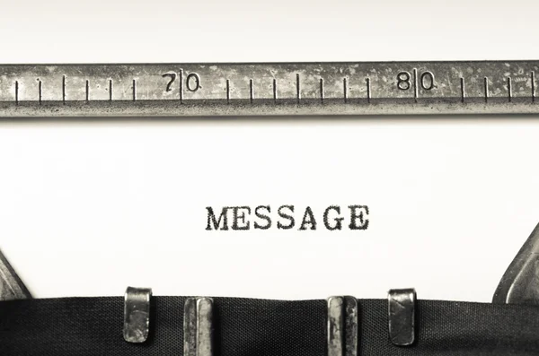 Palavra mensagem digitada na máquina de escrever — Fotografia de Stock