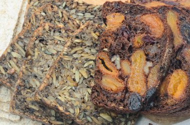 tam tahıllı ekmek dilimleri 