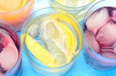 buz ile renkli içecekler