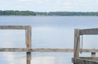 Göl kenarında ahşap iskele