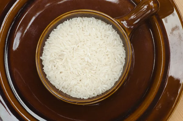 Biały ryż surowy w misce — Zdjęcie stockowe