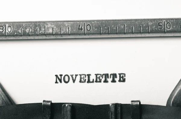 Parola novelette digitata sulla macchina da scrivere — Foto Stock
