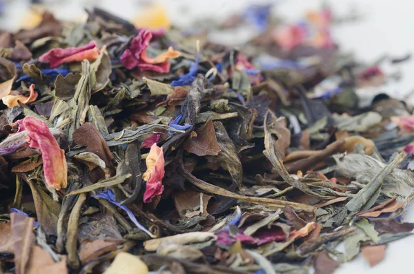 Dried white tea leaves with flower petals — Stock Photo, Image