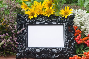 çiçekler ve üvez meyveleri sonbahar kompozisyonu