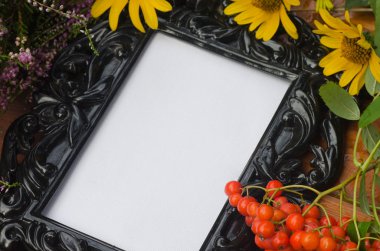 çiçekler ve üvez meyveleri sonbahar kompozisyonu