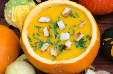 pumpin içinde ev yapımı balkabağı çorbası 