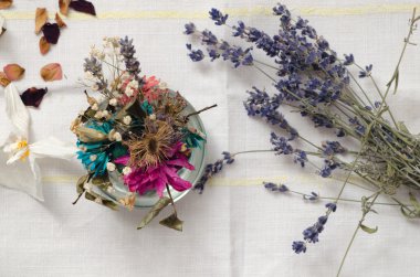 masaya kurutulmuş çiçek 