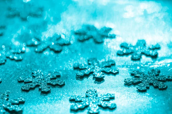 Блестящие голубые снежинки — стоковое фото