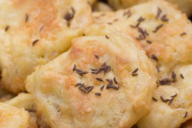 Tabakta nefis peynirli börekler. Yakın çekim odaklı.