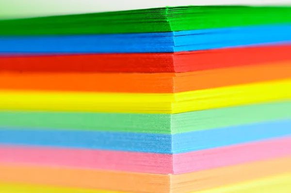 Pila di fogli di carta multicolore — Foto Stock