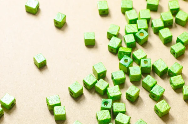緑の木製立方体のビーズ — ストック写真