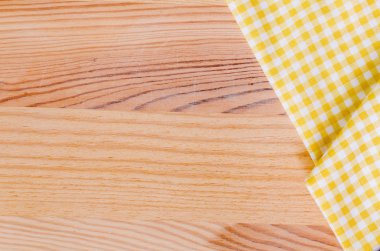 Sarı kareli kumaş masa örtüsü 