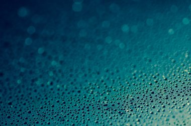 Cam zemin üzerinde su damlaları