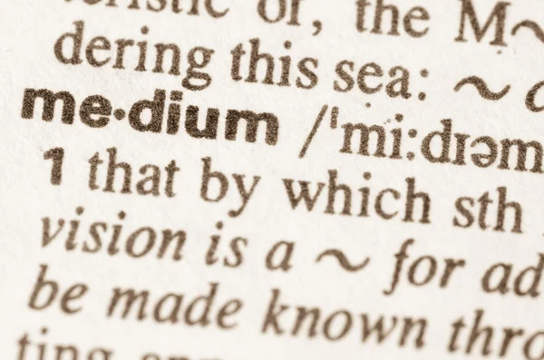 Definizione dizionario della parola medium — Foto Stock