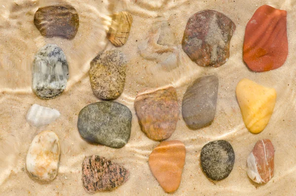 Composición de guijarros sobre piedra — Foto de Stock