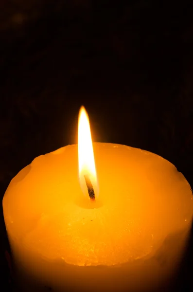 Рождественская свеча в темноте — стоковое фото