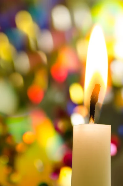 Candela di Natale a sfondo luci colorate — Foto Stock