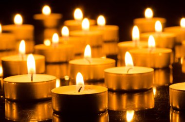 Karanlıkta yanan mumlar