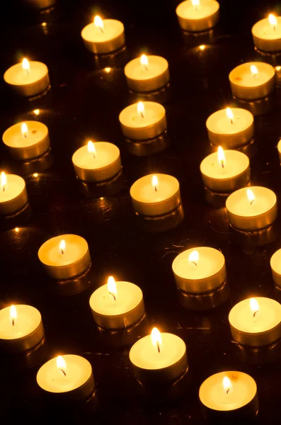 Queimar velas na escuridão — Fotografia de Stock