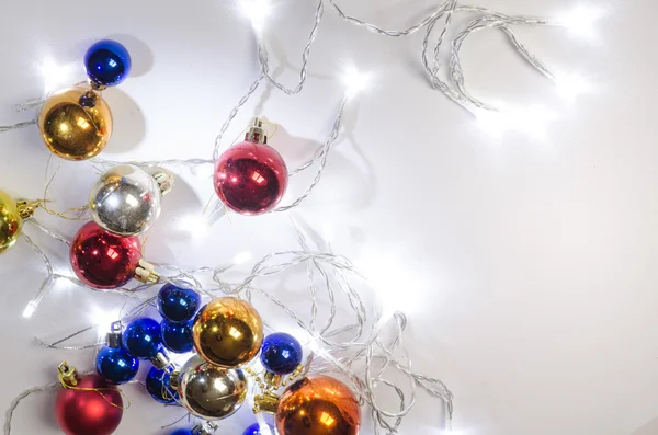 Luzes de Natal multicoloridas e bolas — Fotografia de Stock