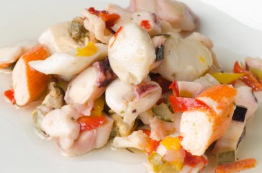 Deniz ürünleri salatası masasında