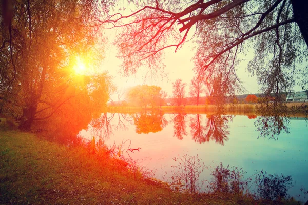 Pôr do sol sobre lago — Fotografia de Stock