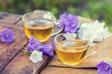 İki bardak bitkisel tee