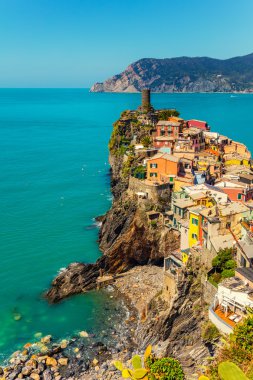 Kayalık deniz kıyısında. Manarolla Village, Cinqe Terre, İtalya