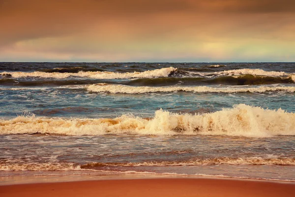 Burzliwa pogoda na plaży — Zdjęcie stockowe