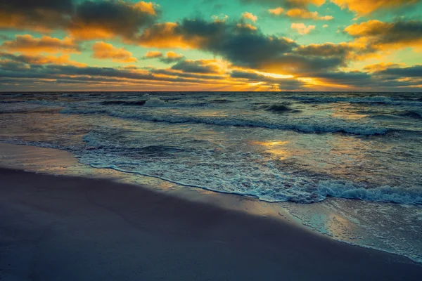 Pôr do sol sobre o mar — Fotografia de Stock