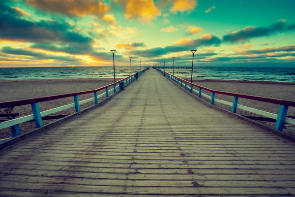 Perspectief weergave van houten pier over zee — Stockfoto