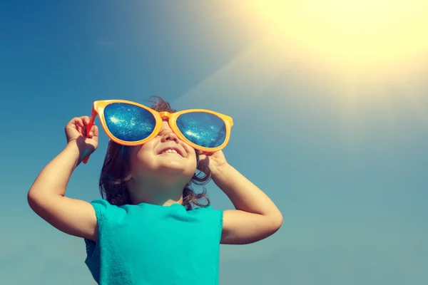 Petite fille avec de grandes lunettes de soleil — Photo