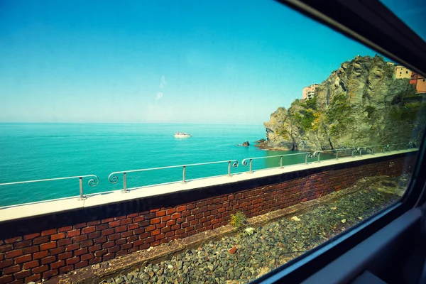 Blick auf das Meer aus einem Fenster des fahrenden Zuges. — Stockfoto