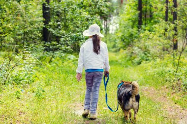 mutlu küçük kız köpekle oynamayı