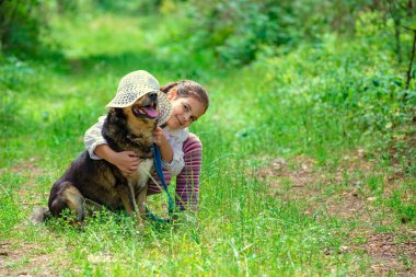 mutlu küçük kız köpekle oynamayı