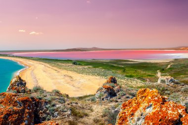 Pembe göl günbatımı ışığı