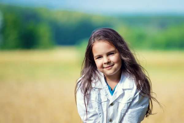 Κορίτσι με καστανά μακριά μαλλιά στο πεδίο σιτάρι — Φωτογραφία Αρχείου